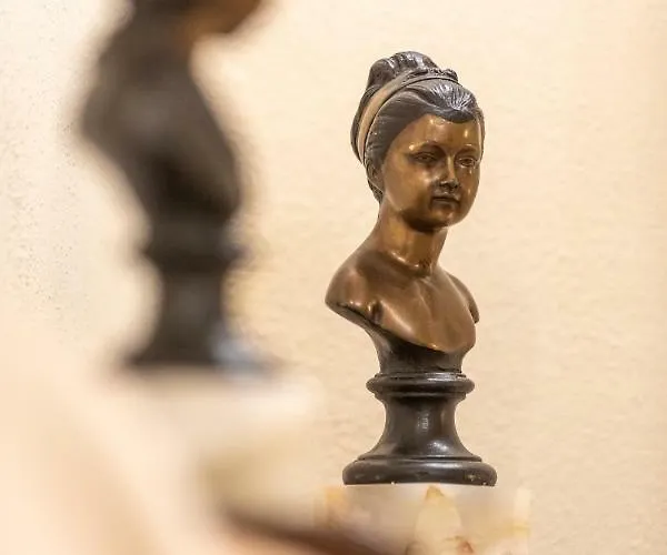 Kings In Apartment Rom